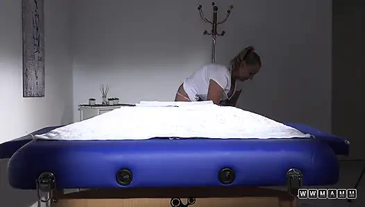 Грудастая пухлая блондинка