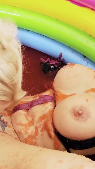 Dua lesbian seksi bergolek di kolam berlumpur dan melakukan beberapa aksi BDSM lembut | Klip 2