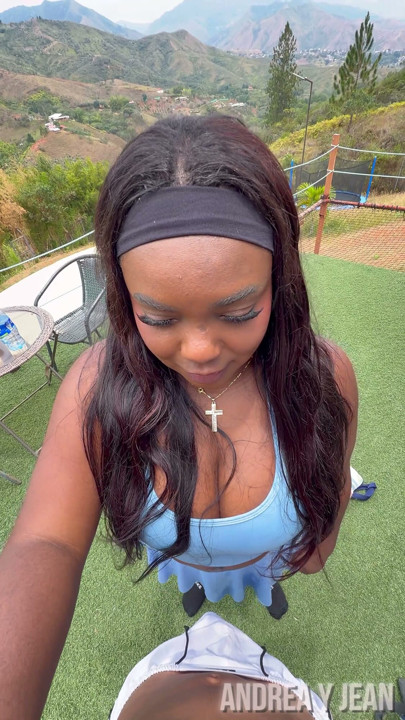 En lækker ebony milf knepper sin træner, der har en kæmpe pik, med sin stramme fisse, mens hendes mand er væk | Klip 1