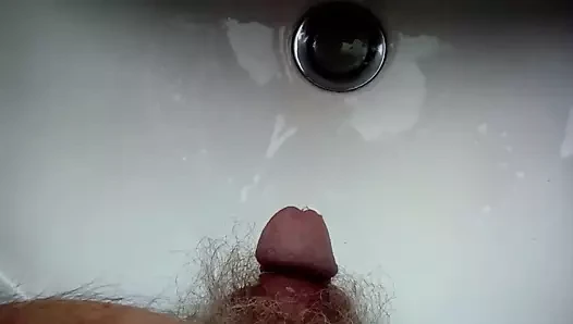 pissing içinde the lavabo