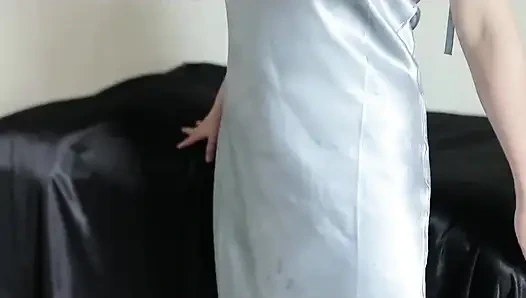 Последний индонезийский взгляд на девушку, расслабляющейся, играя на ее мобильный телефон, не нося нижнее белье