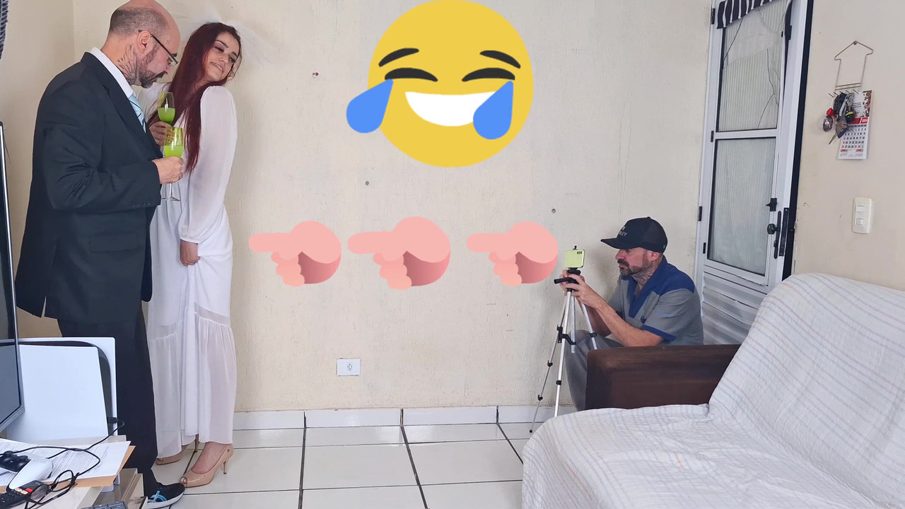 新婚新娘在拍照，而她的丈夫在外面等待