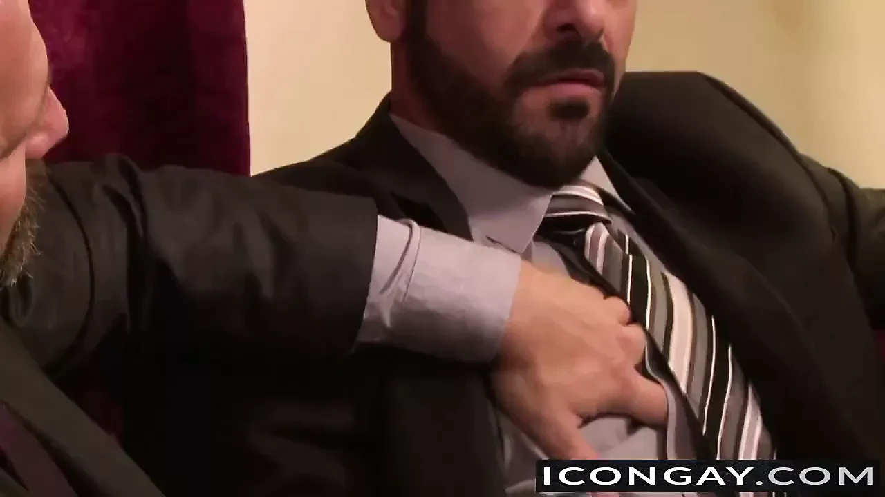 Dirk Caber und Adam Russo rammen sich gegenseitig hart auf dem Bett