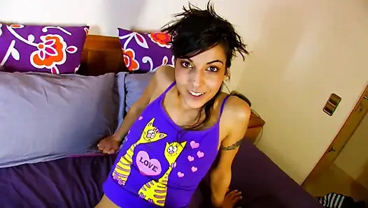 Esmer kadın ağzını ve götünü siktiriyor