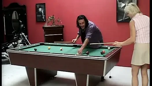 Kıllı sarışın Alman sürtük bilardo masasında sert sikiliyor