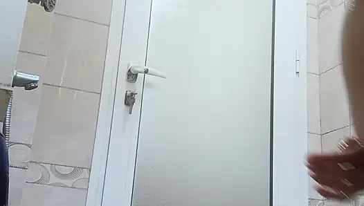 Ücretsiz seks, ateşli, harika ve sapık banyoda duş gösterisi!