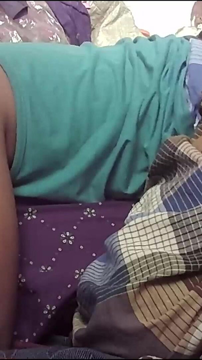 Ikonický okamžik z "indické desi vesnické manželky v domácnosti, sexy líbání v housbandu"