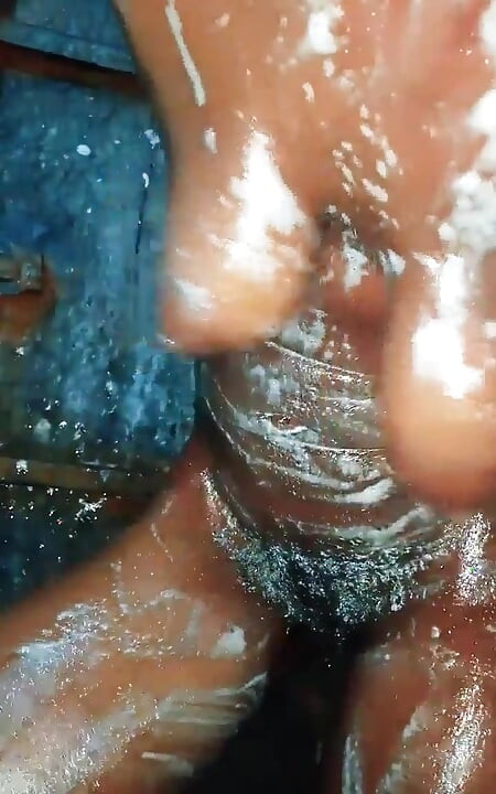 Sexyrita banyo yapıyor, dans ediyor, güzel amını gösteriyor, göğüsleri ağzına büyük zenci yarağı alıyor orta yaşlı seksi kadın