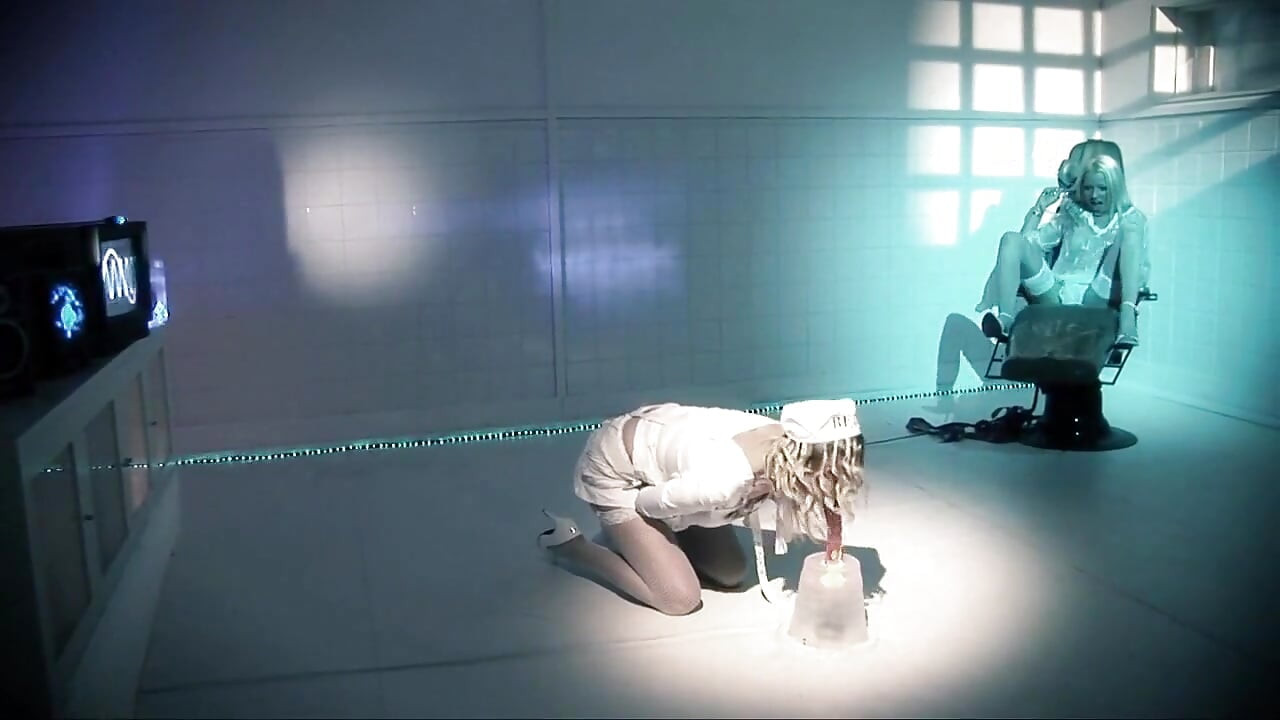 治疗一个性狂热的丰满金发女郎可能是一项具有挑战性的任务