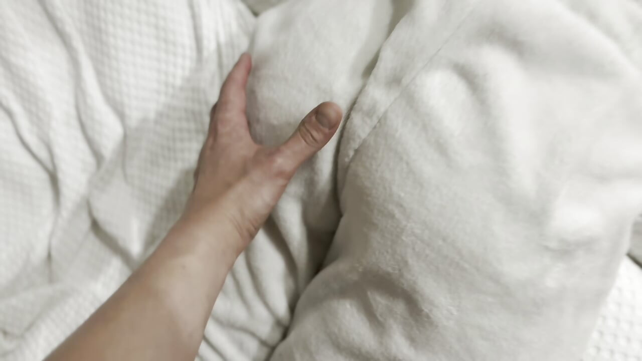 Desperté a Mi Compañera de Piso Latina en Pijama - Gemidos Reales
