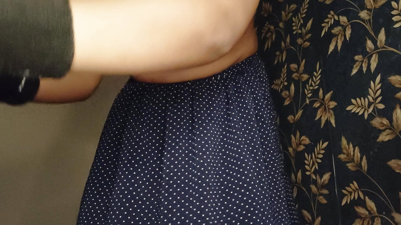 Desi babe bliver nøgen og påfører creme på kroppen