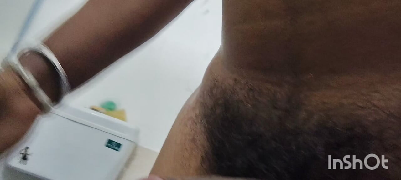 Bilojob handjob bathroom mein jakar hath se