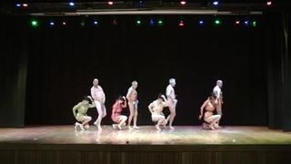 Nua e rude! balão de dança com homens sensuais.