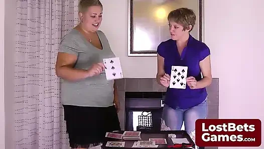 Pecundang pertandingan strip terakhir, ditinggalkan hanya dalam bra-nya