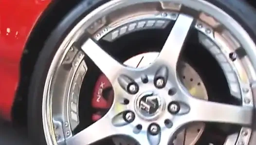 Двух жалующихся шлюшек выбрасывают сперму на хорошенькие лица