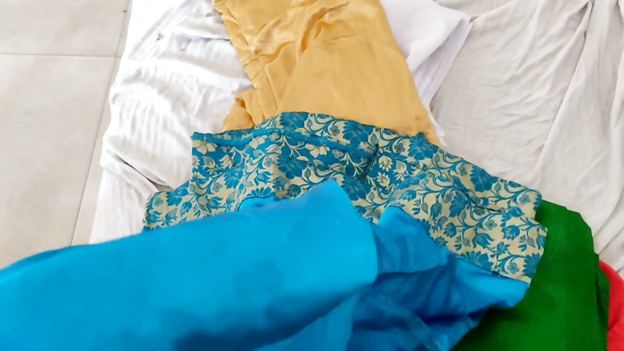 缎子丝绸打手枪色情片 - 邻家女孩穿着蓝色缎子Lehnga打手枪（157）
