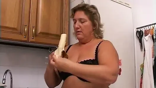 Blonde milf verführt riesigen schwanz und fickt ihn