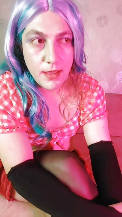 Sissy u ružičasto-crvenoj odjeći