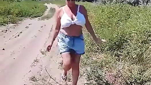 Моя мачеха писает на дороге
