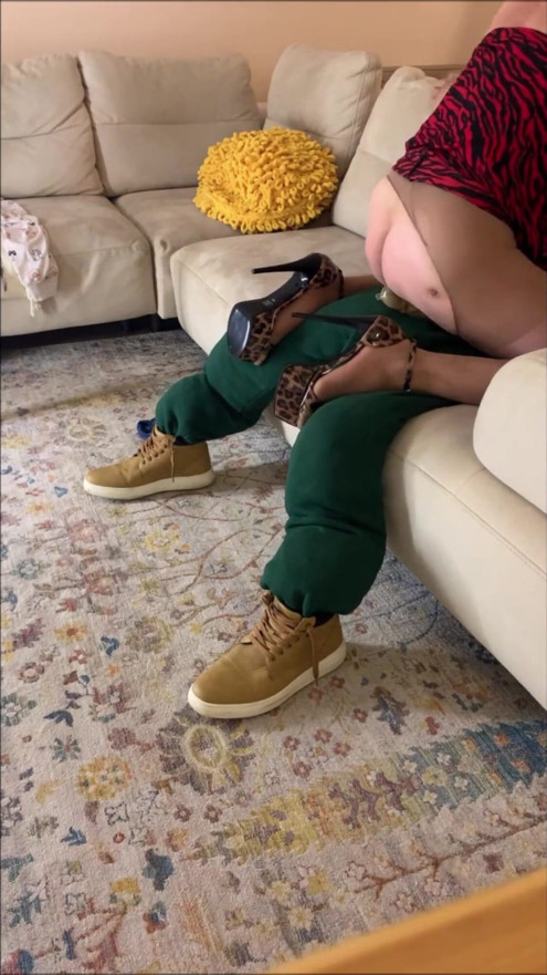 我的繼子不小心射在我體內 | 短片 1