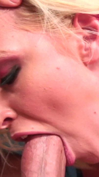 뒤에서 따먹히는 금발녀