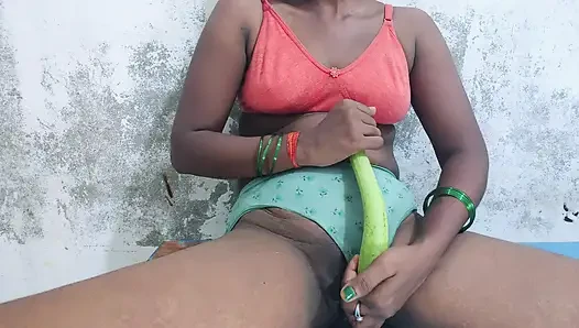 Memek tante seksi india ini dientot habis-habisan sama timun raksasa