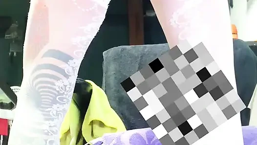 Transeksüel beyaz çorap anal dildo sokuyor