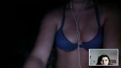 सींग का बना हुआ लड़की पर कैम दिखा रहा है स्तन