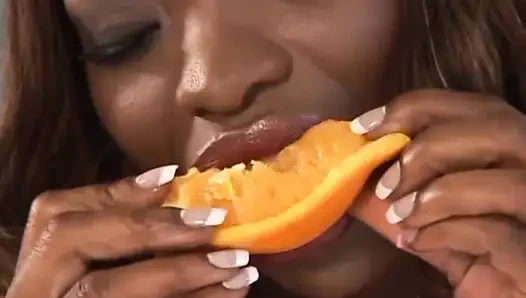 Memek gadis kulit hitam pentil besar menjilati memek dalam posisi 69... Crot di mulut