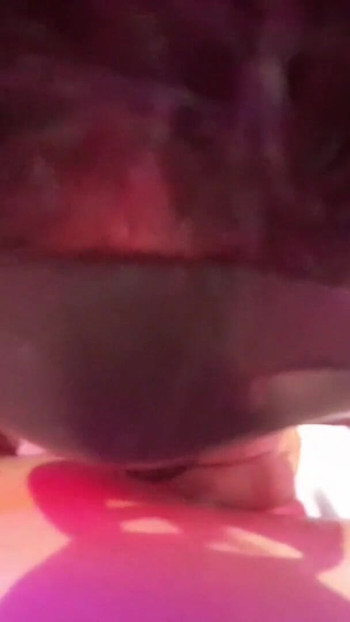 "Komşu kapıyı çaldığında orta yaşlı seksi kadın amına dokunuyor, onu odasına davet ediyor" muhteşem an
