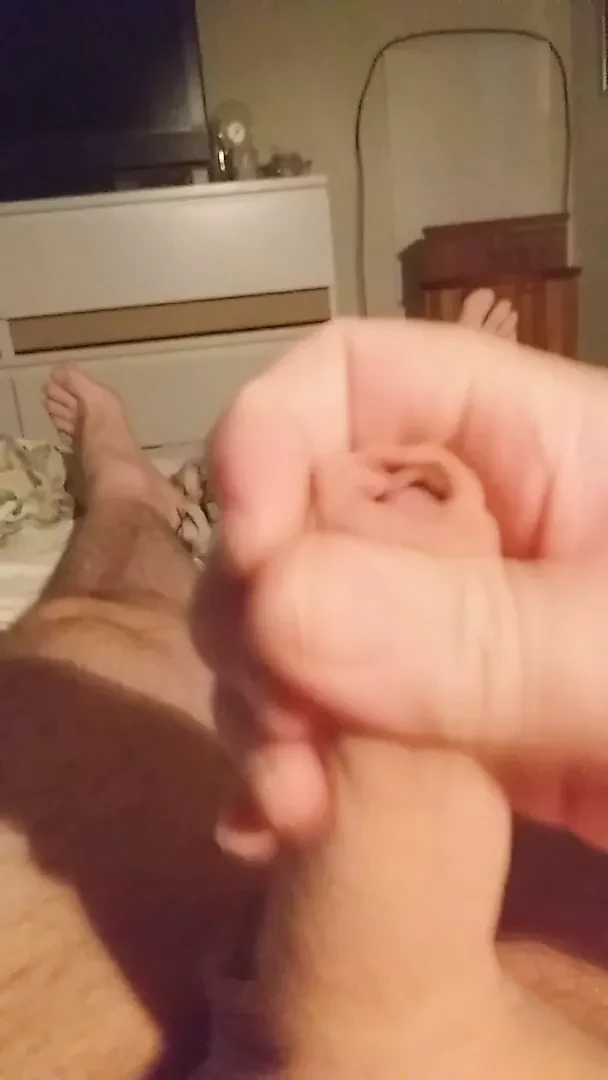 침대에 누워 오르가즘을 느낄 때까지 내 자지를 따먹히는 그녀