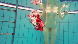 热辣的波兰红发女郎在游泳池里游泳