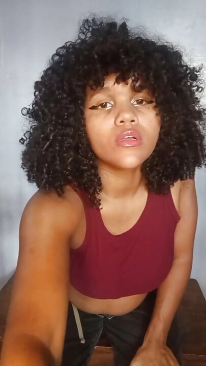 Mamă sexy brunetă sexy care se atinge singură