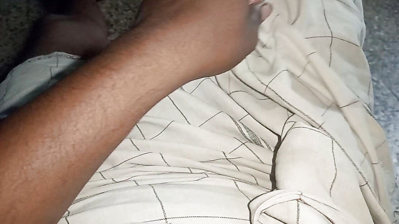 Estoy follando a mi esposa india lamiendo la habitación de la oficina