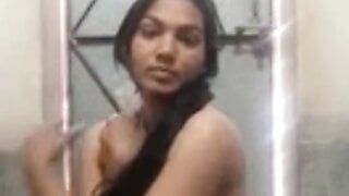 Desi bailando desnuda en el baño