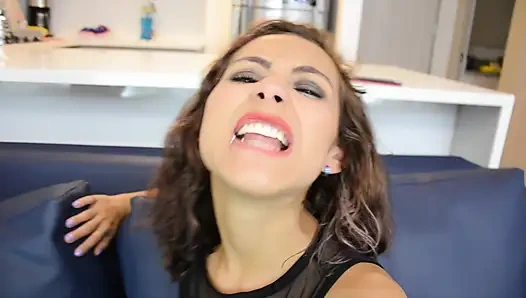 Yerli, vahşi ve ateşli Veronica Leal