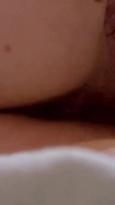 Moment palpitant de la "Îmi place să mă masturbez cu picioarele încrucișate, îmi strâng tare șoldurile până la ORGASM! Pulsații și prim-plan cu anus"