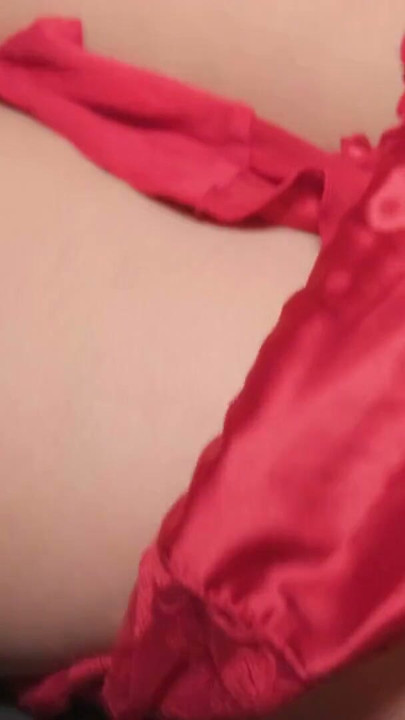 Belle-mère et beau-fils. Une belle-mère et son fils partagent un lit | Clip 1