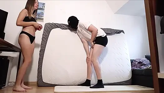 Босая пытка яиц в бикини