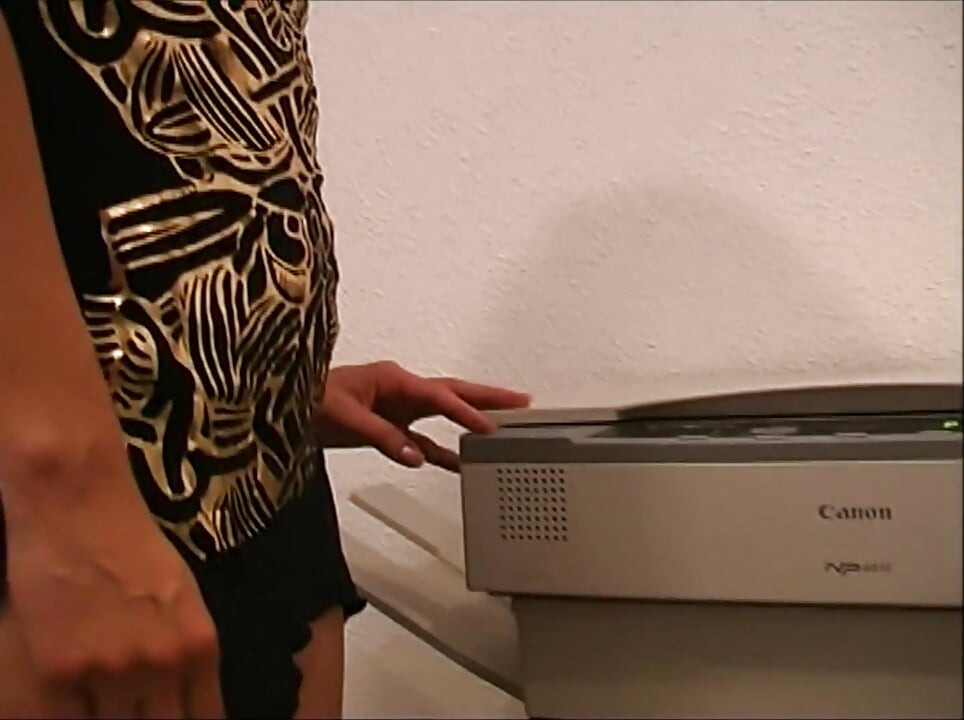 Dupla behatolás és cumshot a szájba és a puncira rövid hajjal fiatal amatőr titkárnőnek