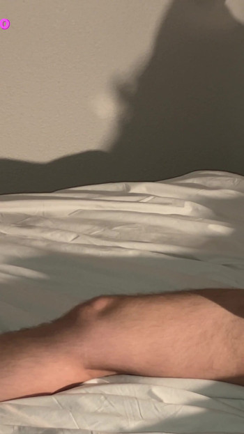 「夫がホテルの部屋でオナニーし、大量オーガズムと巨大な射精 - asmr」の象徴的な瞬間
