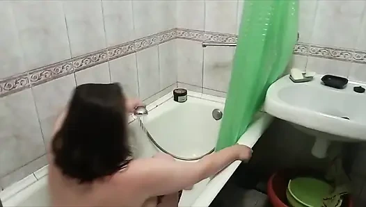 Mollige Studentin Unter Der Dusche