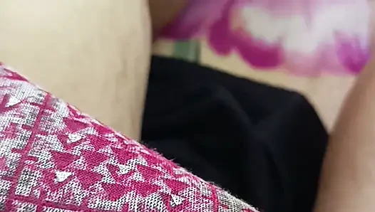 Desi schöne Telugu-stiefmutter fühlt im haus