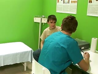Paciente caliente con culo mojado folla en la oficina con el médico