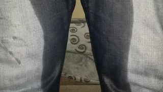 Jovem garoto mijando em jeans