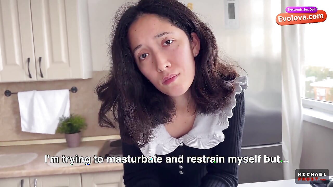 继母在 Evolova 电子成人娃娃的帮助下解决继子的问题