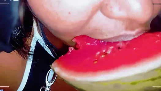 Biarawati nakal dengan ketiak asal kolombia lagi asik jilat ketiak