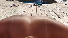 Succhiare e scopare a bordo piscina al sole in modo che i vicini possano vedere