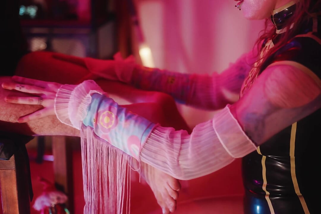 Joy The Clown 專訪乳膠女主調教 搔癢挑逗與俏皮控制