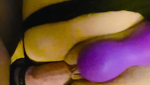 Проникновение в киску крупным планом